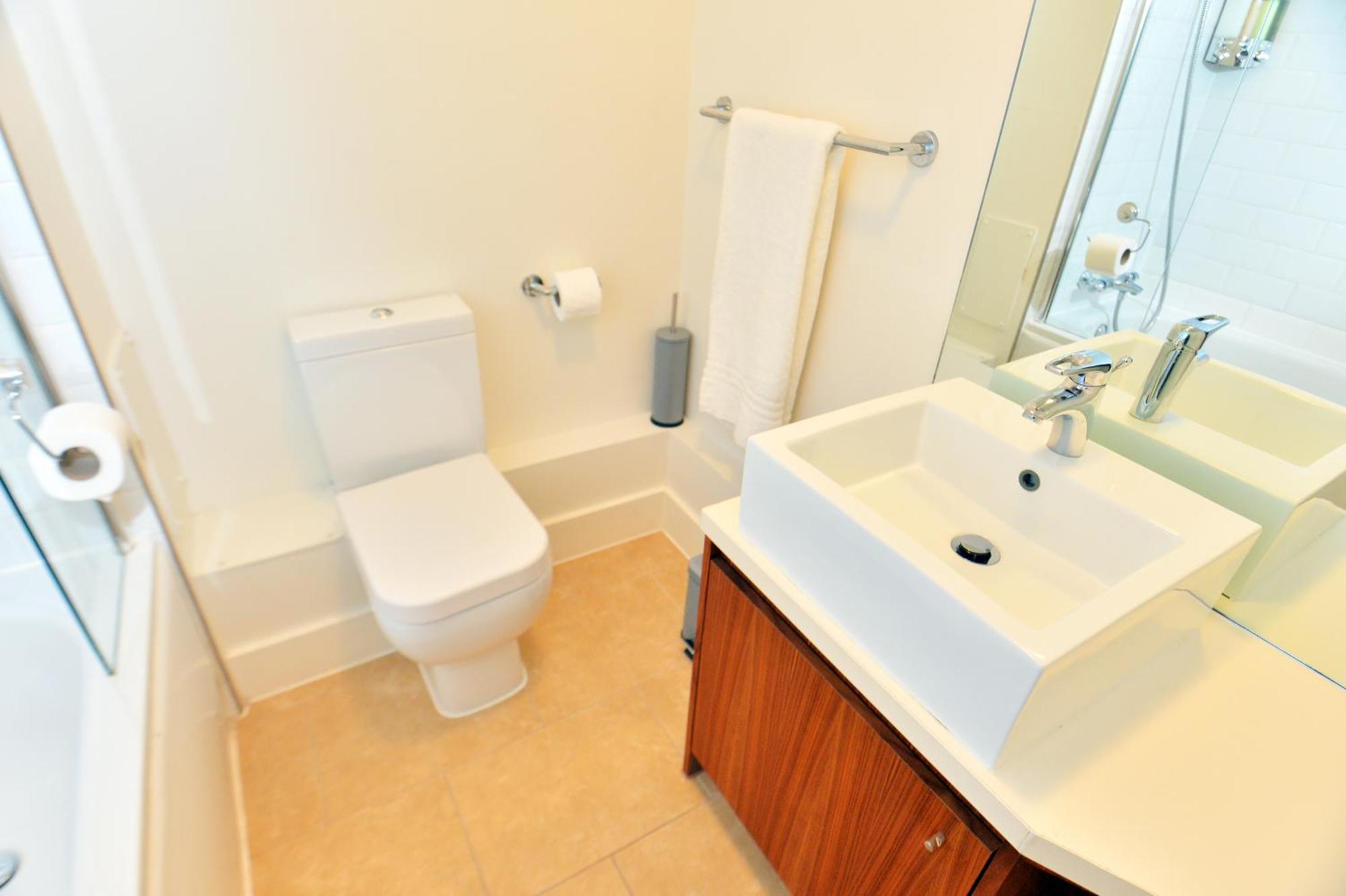 Stylish 2Br Flat - 2 Free Parking Spaces - Near Lgw Airport クローリー エクステリア 写真
